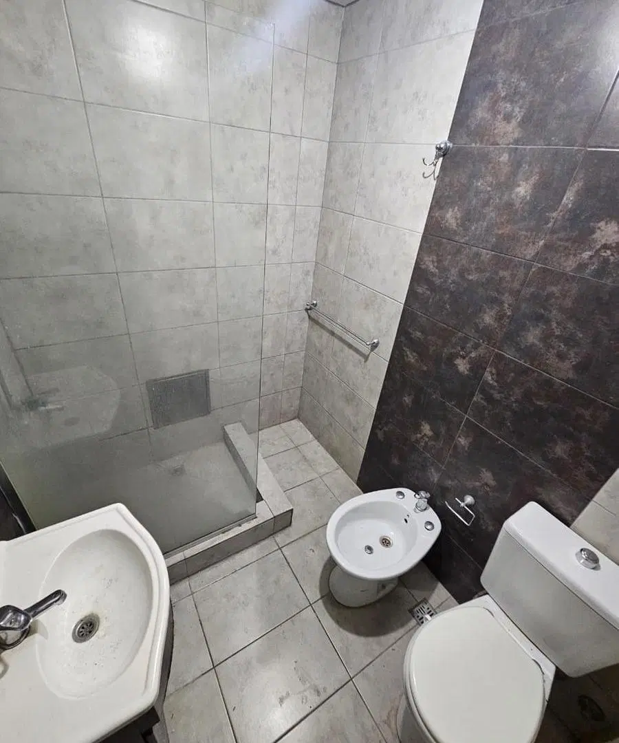 DEPARTAMENTO DE 2 AMB. CMPLIOS CON AMPLIO PATIO 5