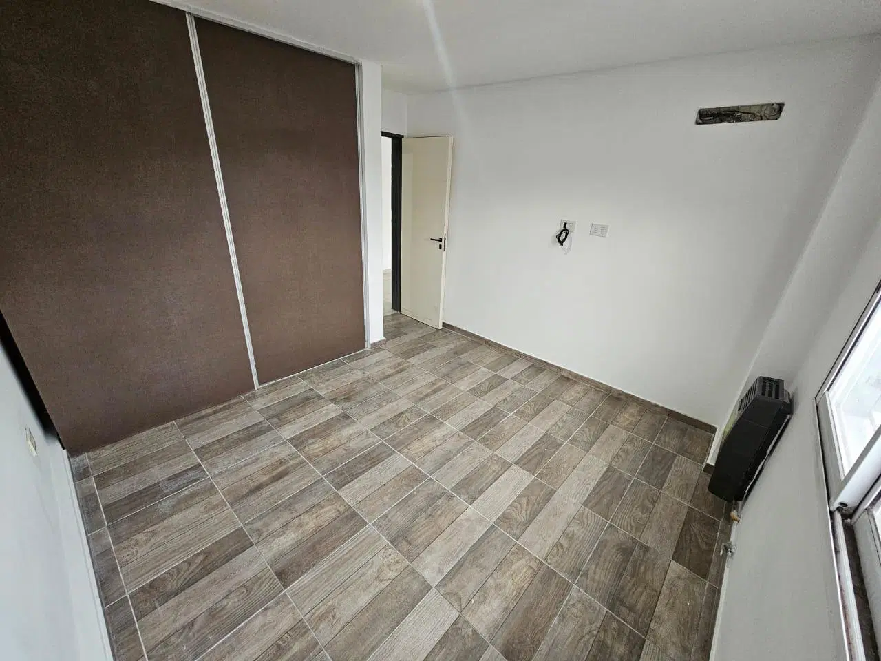DEPARTAMENTO DE 2 AMB. CMPLIOS CON AMPLIO PATIO 2
