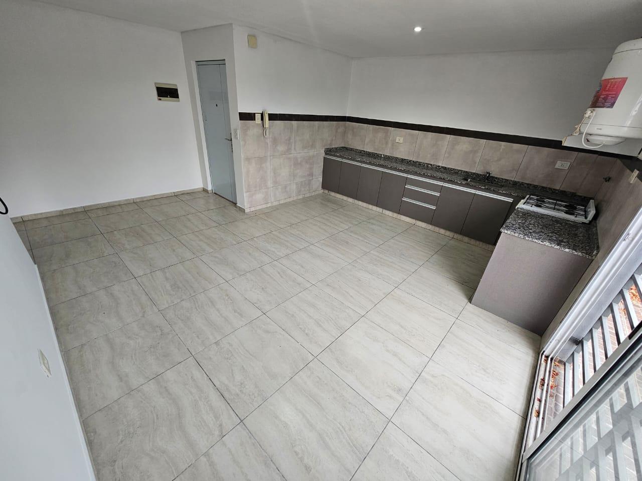 DEPARTAMENTO DE 2 AMB. CMPLIOS CON AMPLIO PATIO
