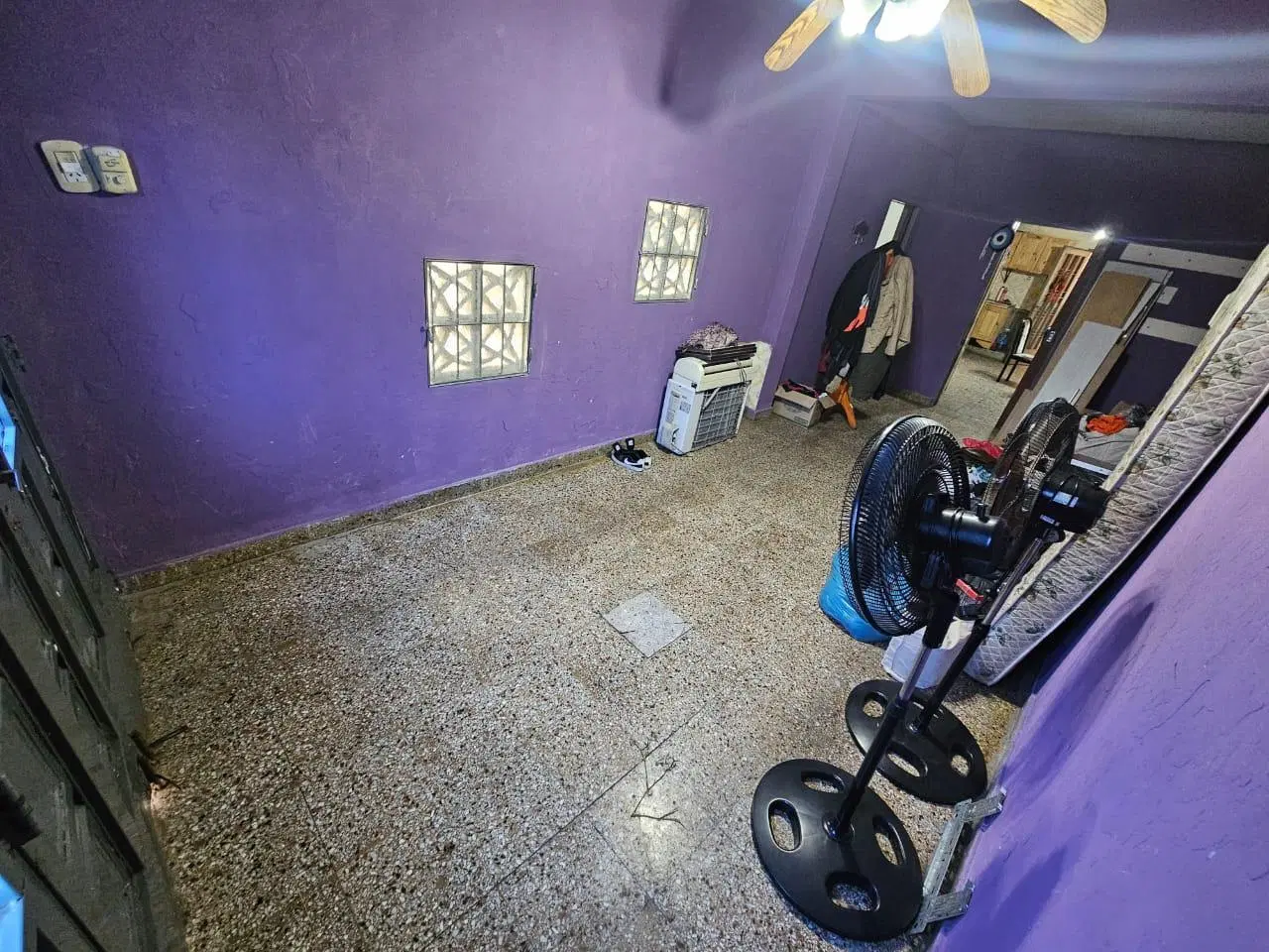 Casa 3 amb. con cochera, patio y terraza en Isidro Casanova 5