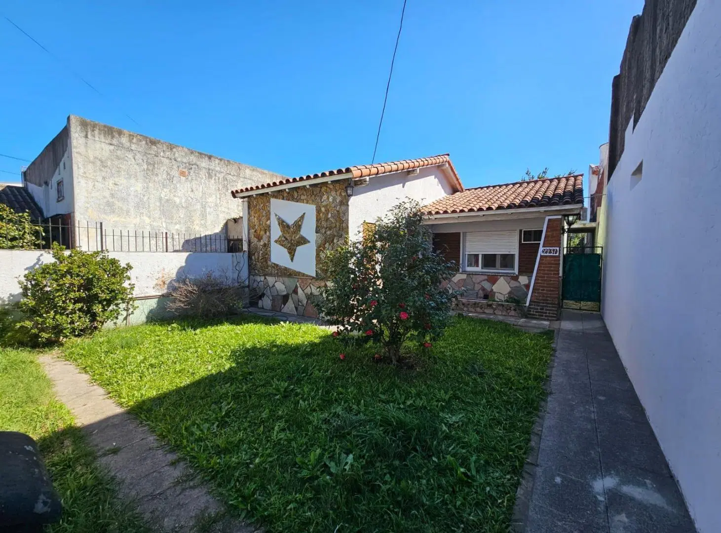 CASA 3 AMB. CON JARDIN Y FONDO LIBRE VILLA LUZURIAGA 4
