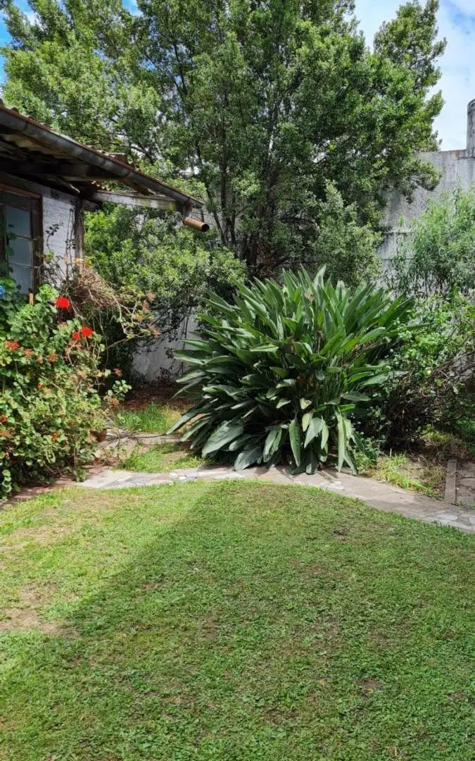 CASA 3 AMB. CON JARDIN Y FONDO LIBRE VILLA LUZURIAGA 8