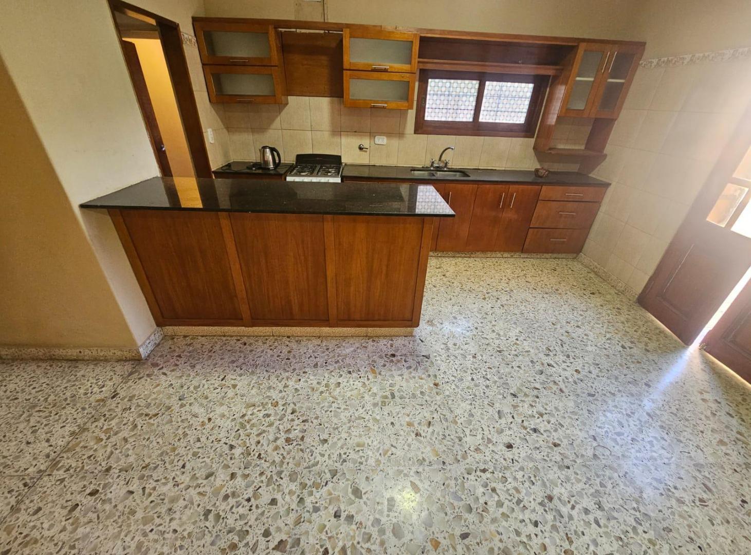 Foto de CASA 5 AMB. CON GARAGE PARQUE Y PILETA, imagen 4
