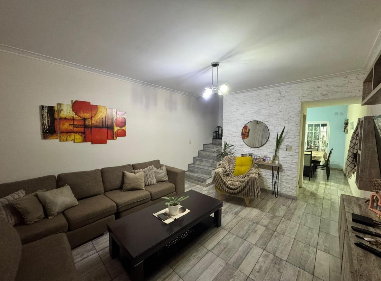 Foto de TRIPLEX 5 AMB. AMPLIOS CON GARAGE Y PATIO VILLA LUZURIAGA, imagen 2