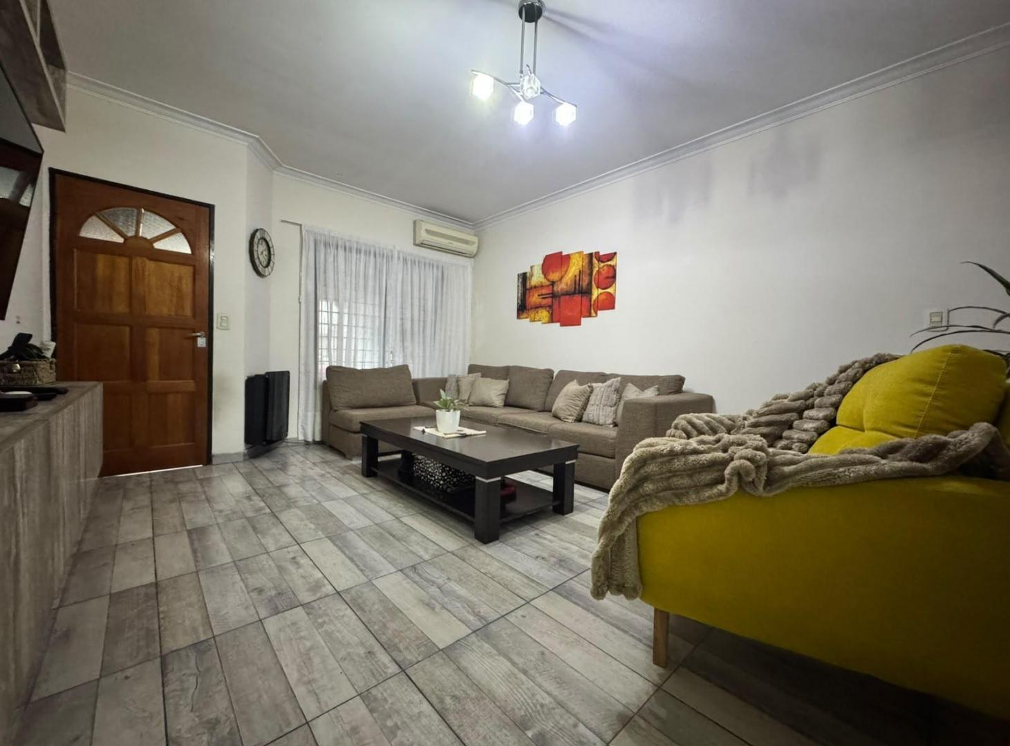 Foto de TRIPLEX 5 AMB. AMPLIOS CON GARAGE Y PATIO VILLA LUZURIAGA, imagen 1