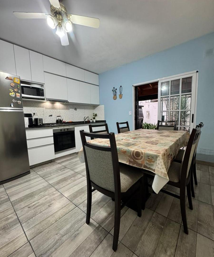 Foto de TRIPLEX 5 AMB. AMPLIOS CON GARAGE Y PATIO VILLA LUZURIAGA, imagen 3