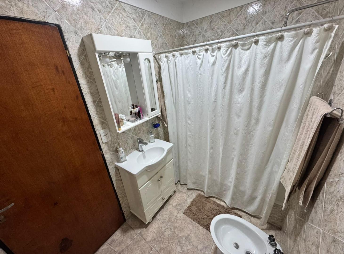 Foto de TRIPLEX 5 AMB. AMPLIOS CON GARAGE Y PATIO VILLA LUZURIAGA, imagen 5