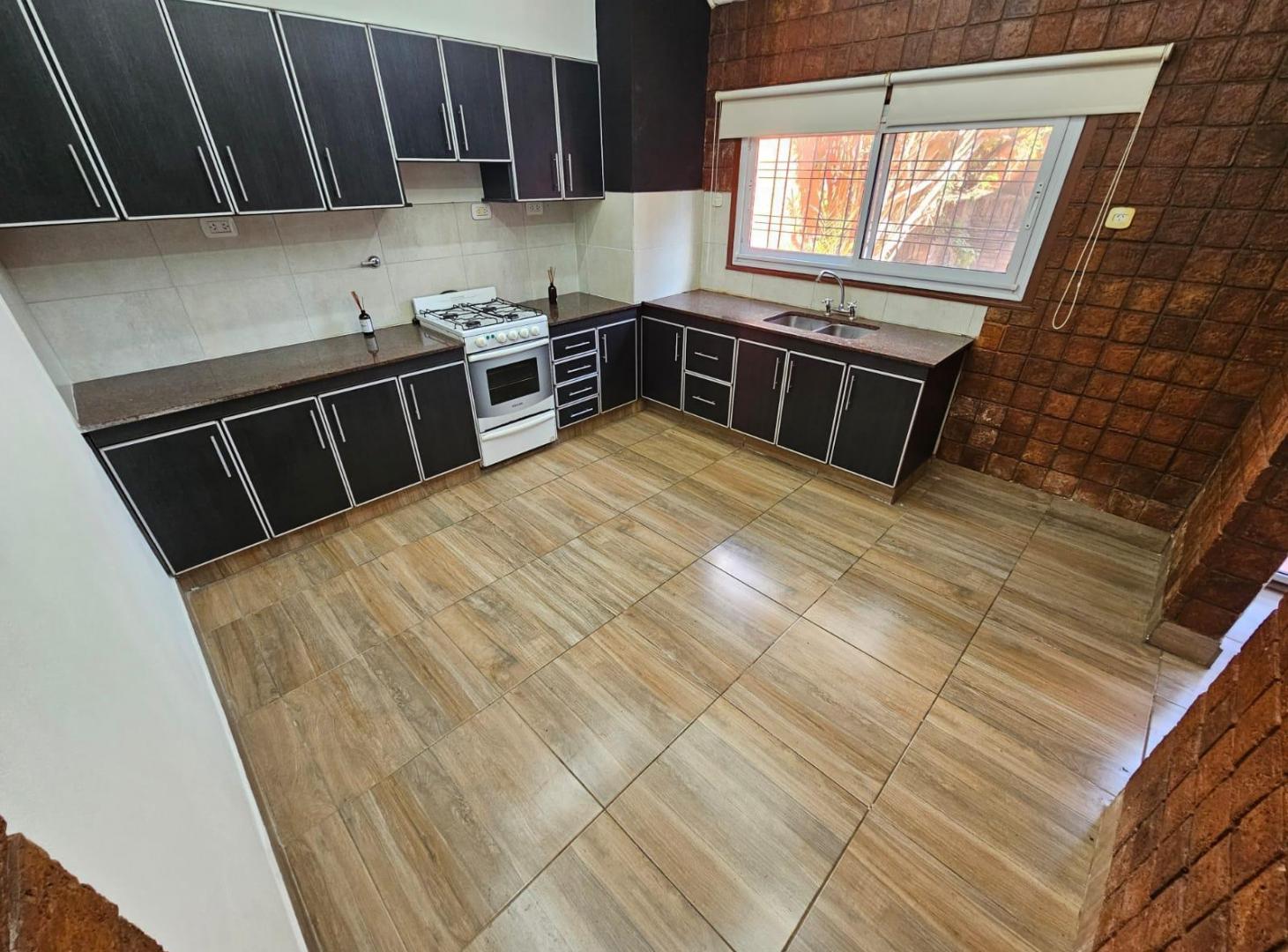 Foto de Casa en 2 plantas con garage patio y terraza en villa luzuriaga, imagen 3