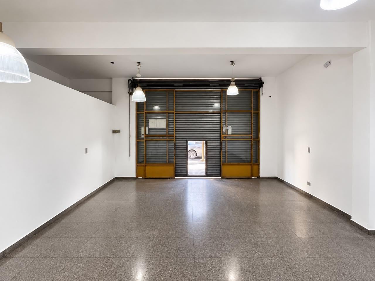 Foto de Local de 42 m2 en Alquiler Villa Luzuriaga, imagen 1