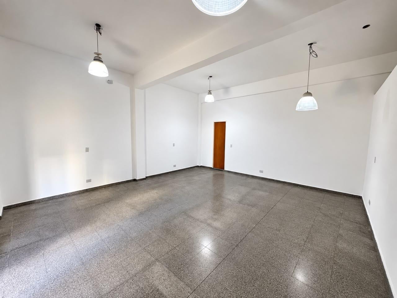 Foto de Local de 42 m2 en Alquiler Villa Luzuriaga, imagen 3