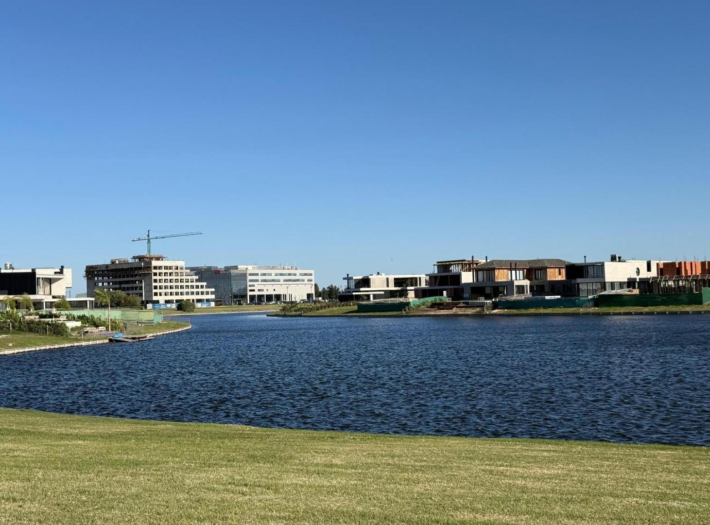 Terreno en venta al lago Central, Puentes Nordelta