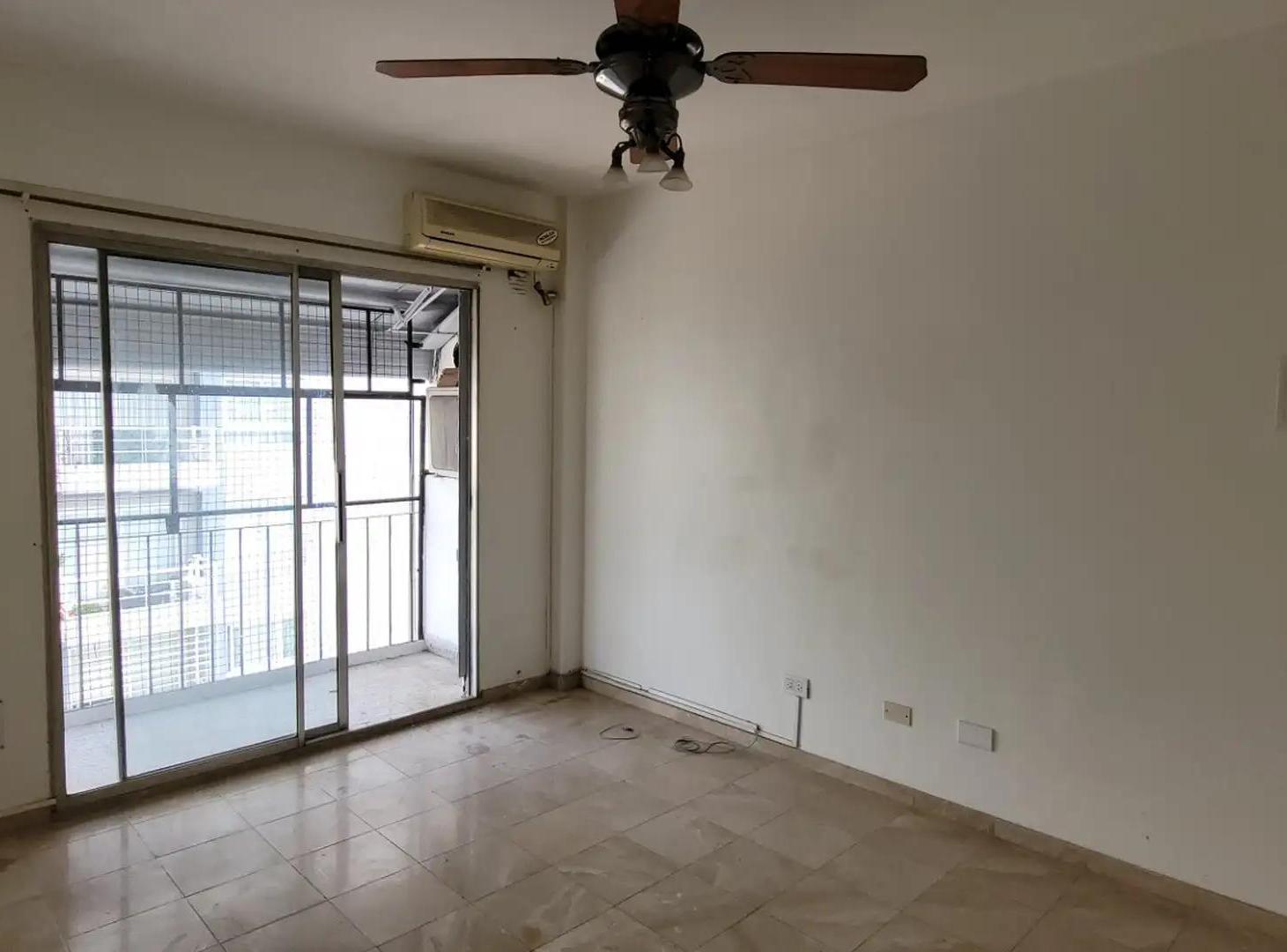 Foto de 2 AMB CON BALCON - COCINA SEPARADA- BAÑO COMPLETO - SE VENDE CON RENTA, imagen 2