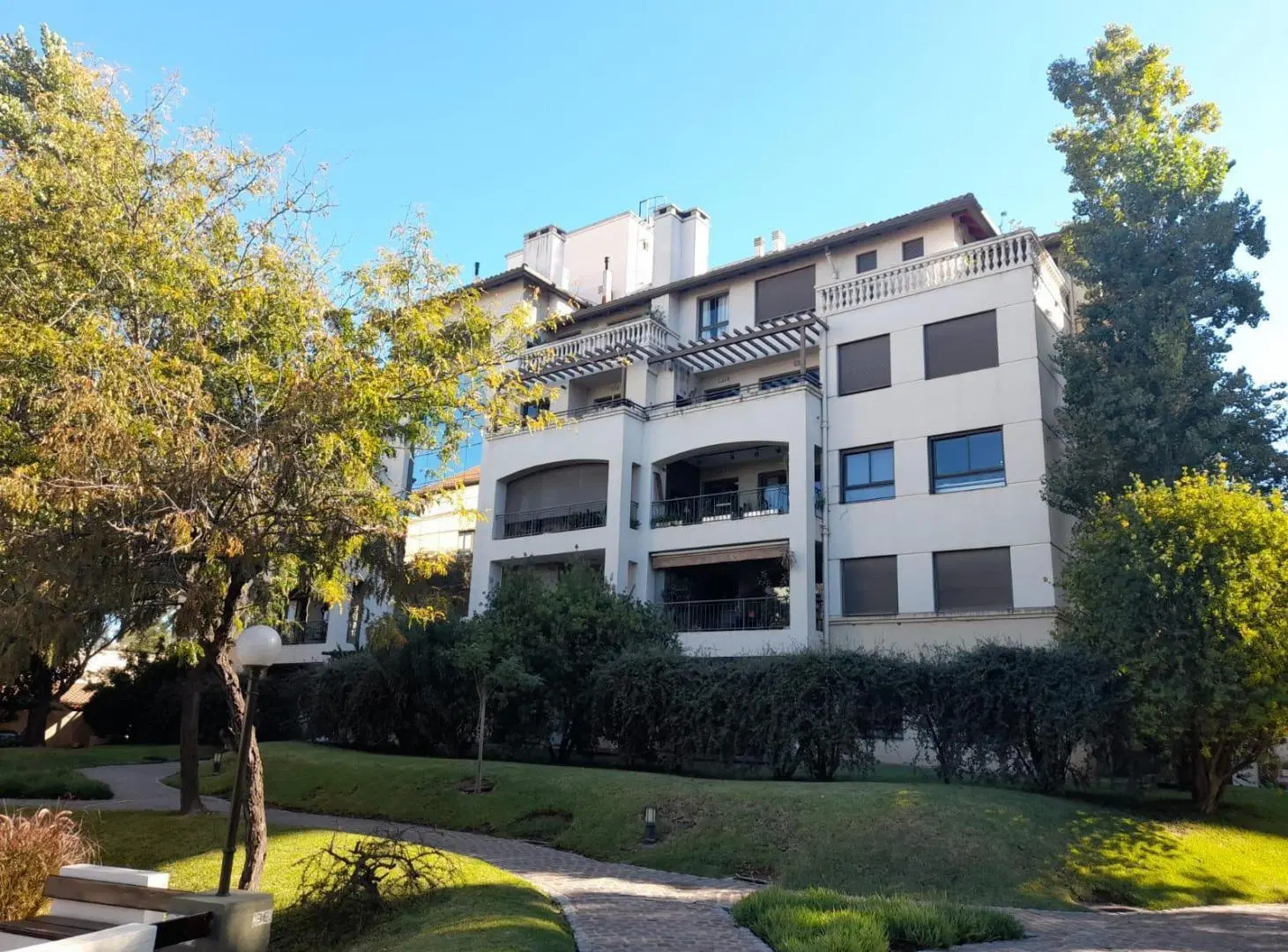 ALQUILO UN DORMITORIO CON COCHERA EN CASONAS DEL SUR 3