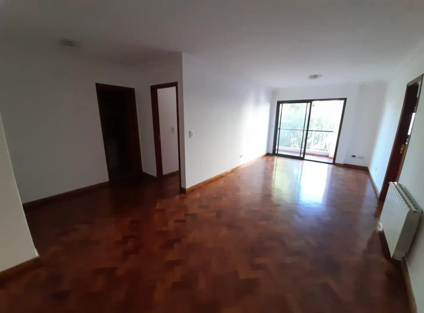 ALQUILO UN DORMITORIO CON COCHERA EN CASONAS DEL SUR 4