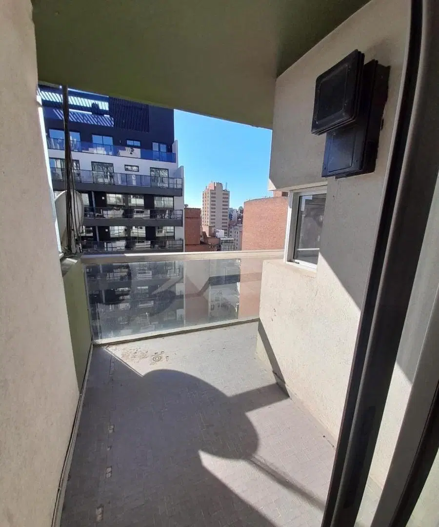 UN DORMITORIO CON BALCON EN ALQUILER SOBRE ESTRADA ESQ. INDEPENDENCIA 5