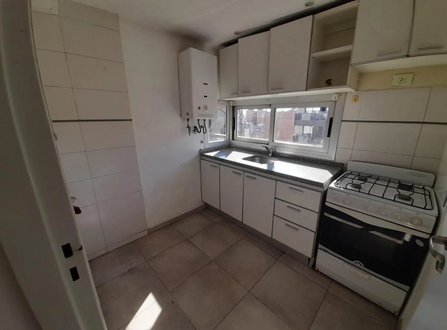 UN DORMITORIO CON BALCON EN ALQUILER SOBRE ESTRADA ESQ. INDEPENDENCIA 4