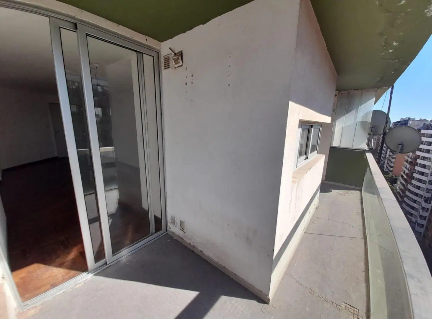 UN DORMITORIO CON BALCON EN ALQUILER SOBRE ESTRADA ESQ. INDEPENDENCIA 2