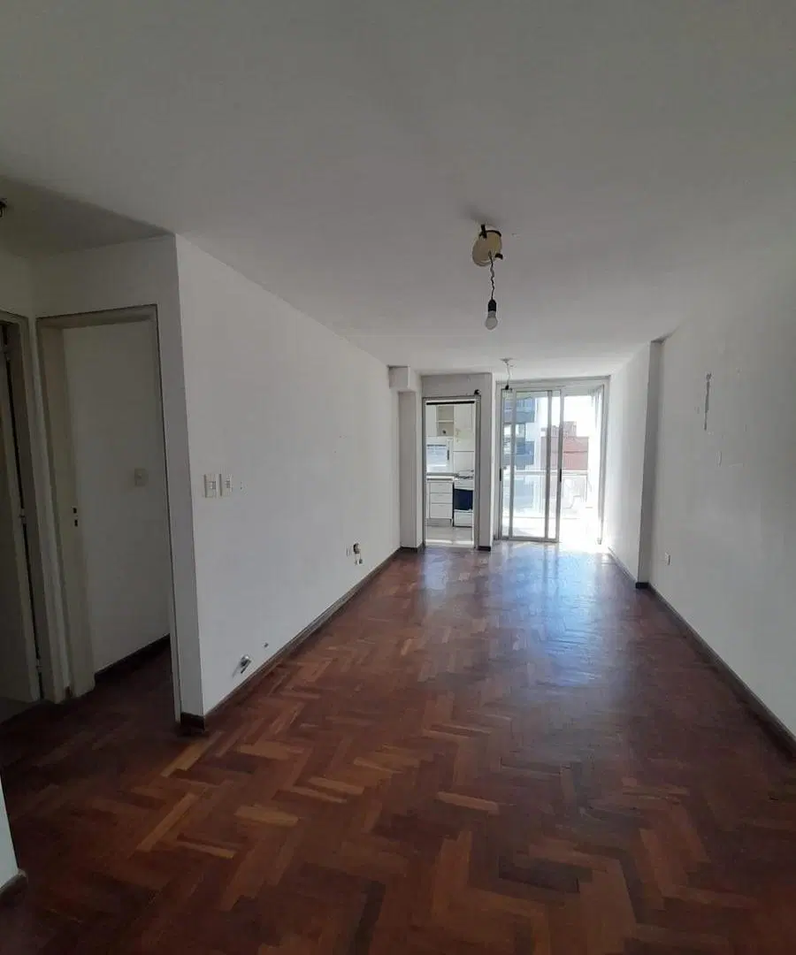 UN DORMITORIO CON BALCON EN ALQUILER SOBRE ESTRADA ESQ. INDEPENDENCIA 3