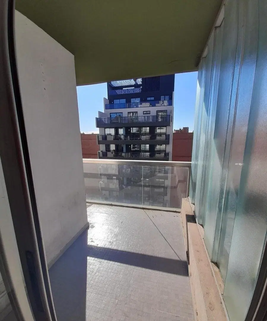 UN DORMITORIO CON BALCON EN ALQUILER SOBRE ESTRADA ESQ. INDEPENDENCIA 1