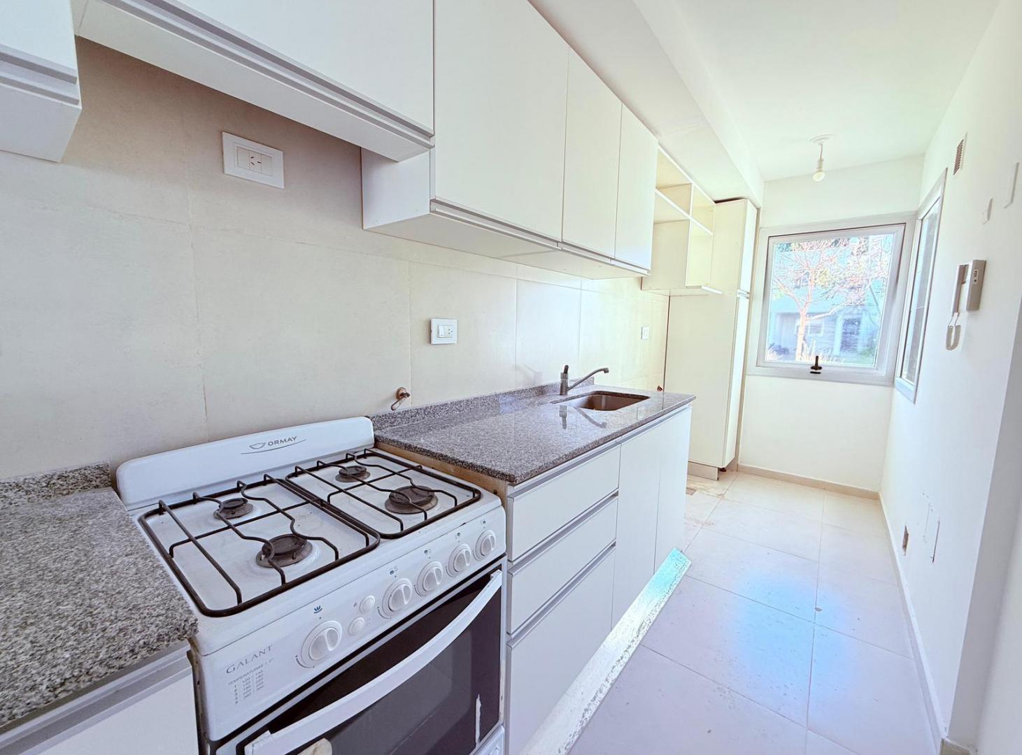 Foto de DUPLEX DE 3 DORMITORIOS, COCHERA, GALERIA CON ASADOR Y PATIO, imagen 2