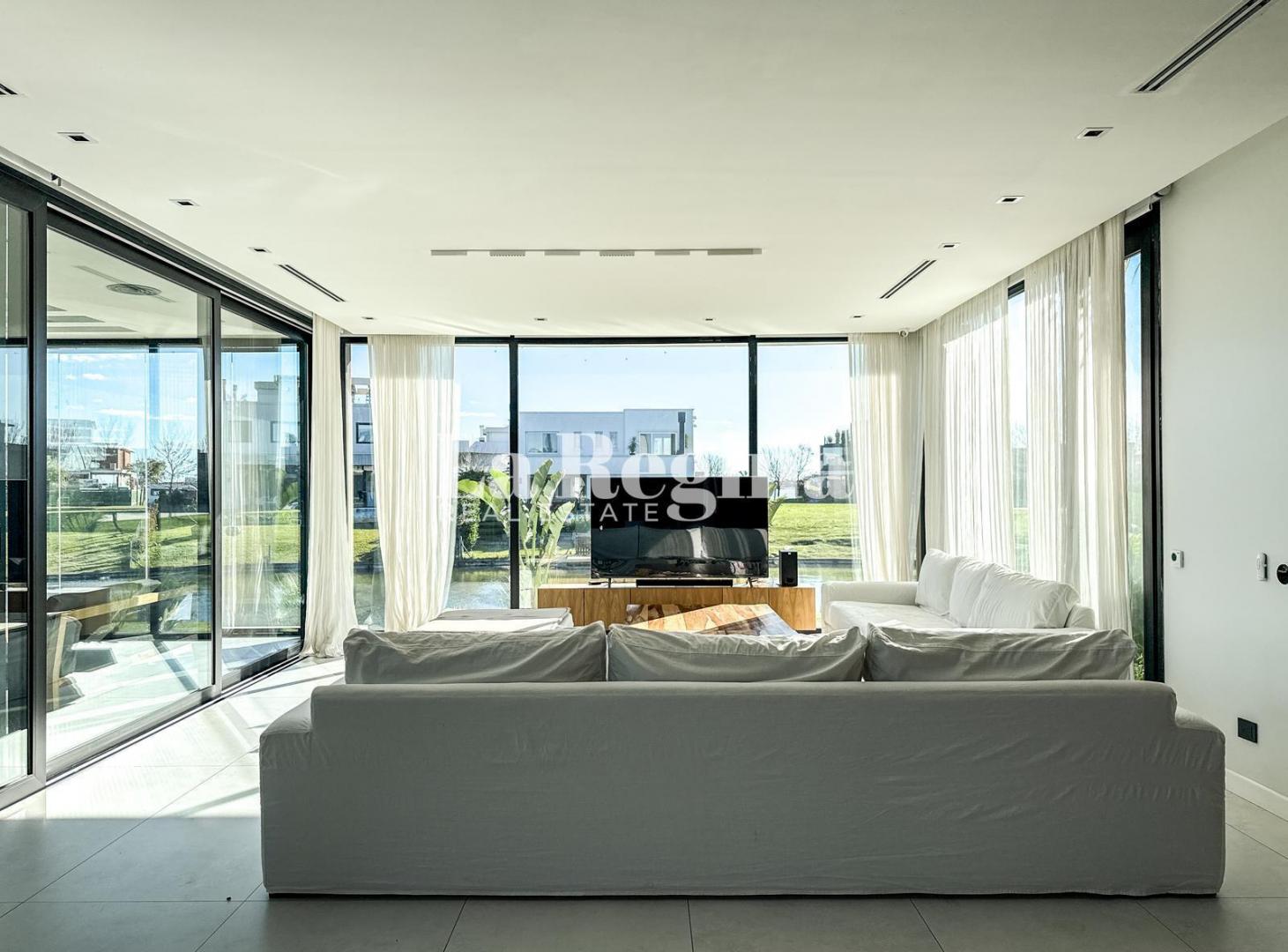 Foto de Casa al lago de estilo moderno en venta sobre lote en esquina en, imagen 4