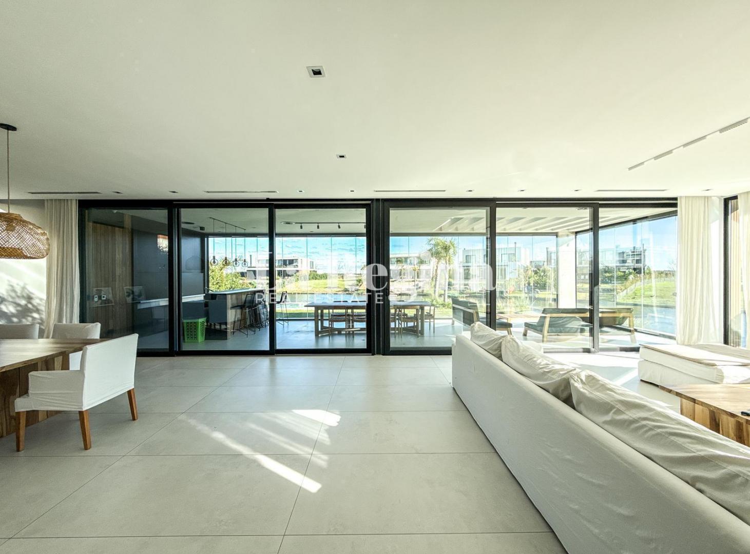 Foto de Casa al lago de estilo moderno en venta sobre lote en esquina en, imagen 1