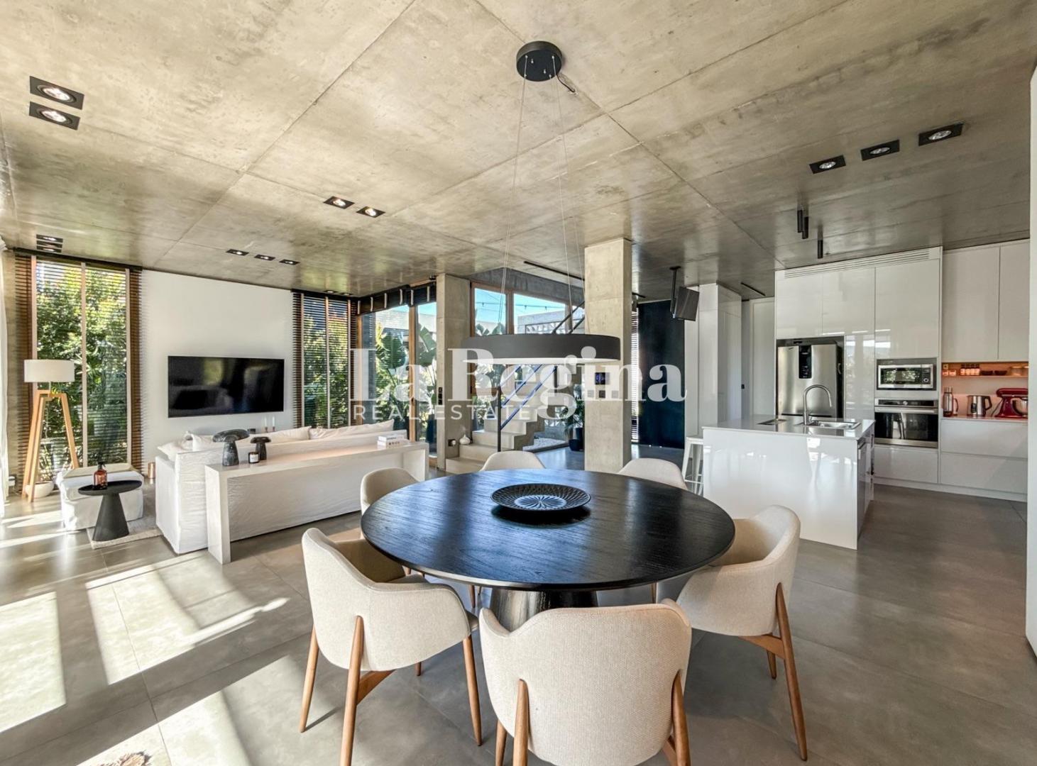 Foto de Casa moderna de hormigon visto a la venta en Los Carpinchos, Nordelta., imagen 1