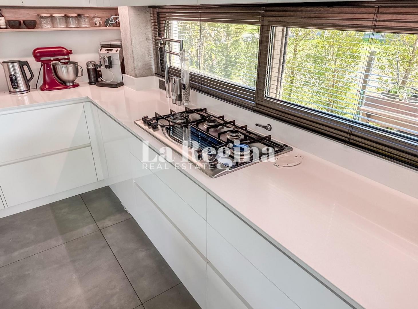 Foto de Casa moderna de hormigon visto a la venta en Los Carpinchos, Nordelta., imagen 3