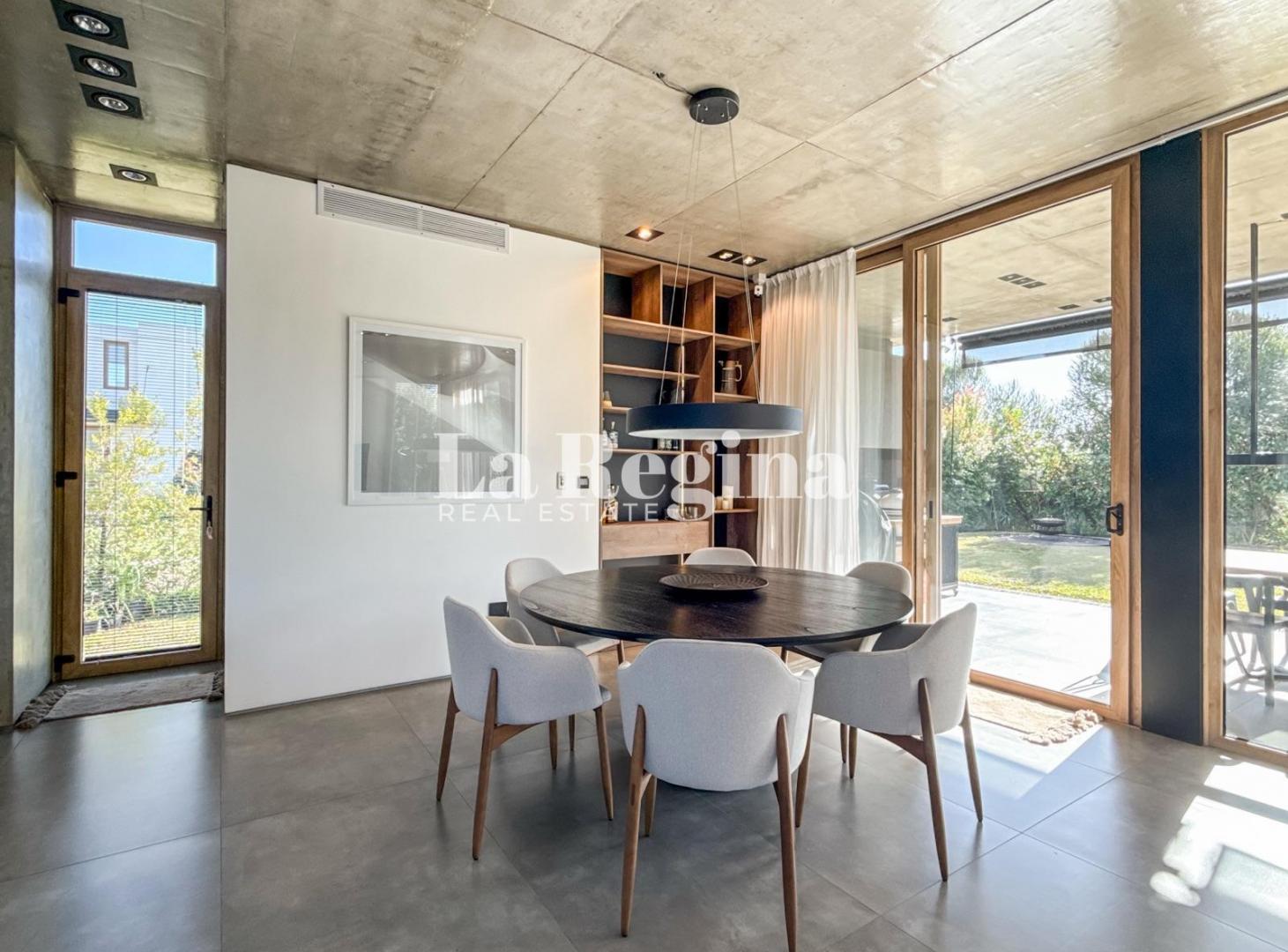 Foto de Casa moderna de hormigon visto a la venta en Los Carpinchos, Nordelta., imagen 2