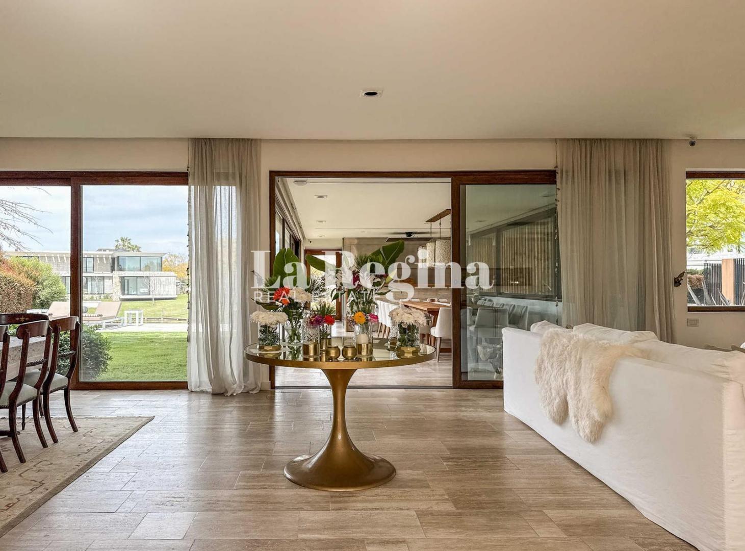 Foto de Casa en venta de estilo moderno al lago en el Golf de Nordelta, imagen 2