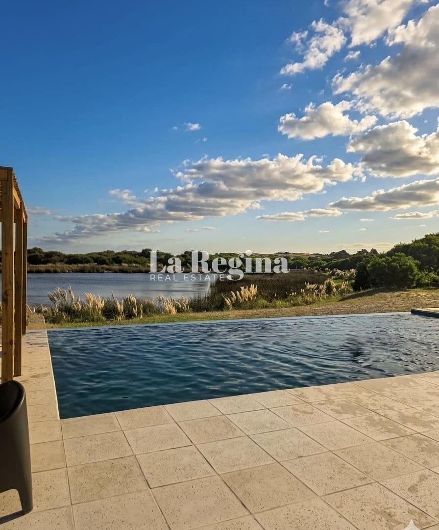 Foto de Casa de Hormigon Venta Barrio Privado en Punta Medanos con pileta, imagen 2