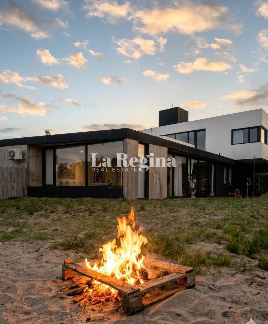 Foto de Casa de Hormigon Venta Barrio Privado en Punta Medanos con pileta, imagen 1