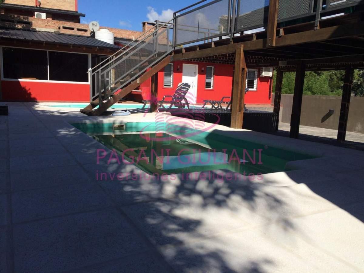 (Cod 596) Hermoso y Funcional Complejo de 4 Cabañas, Quincho y Dos Piletas en Venta - Vª Carlos Paz 2