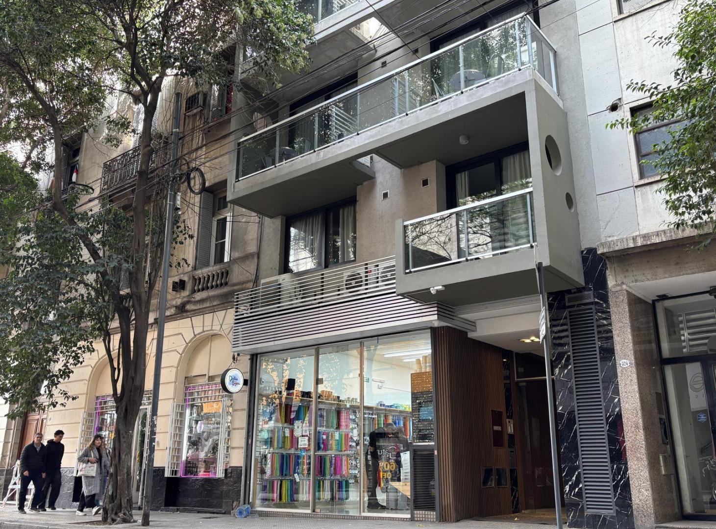 Alquiler monoambiente divisible con balcón   Uriburu 500