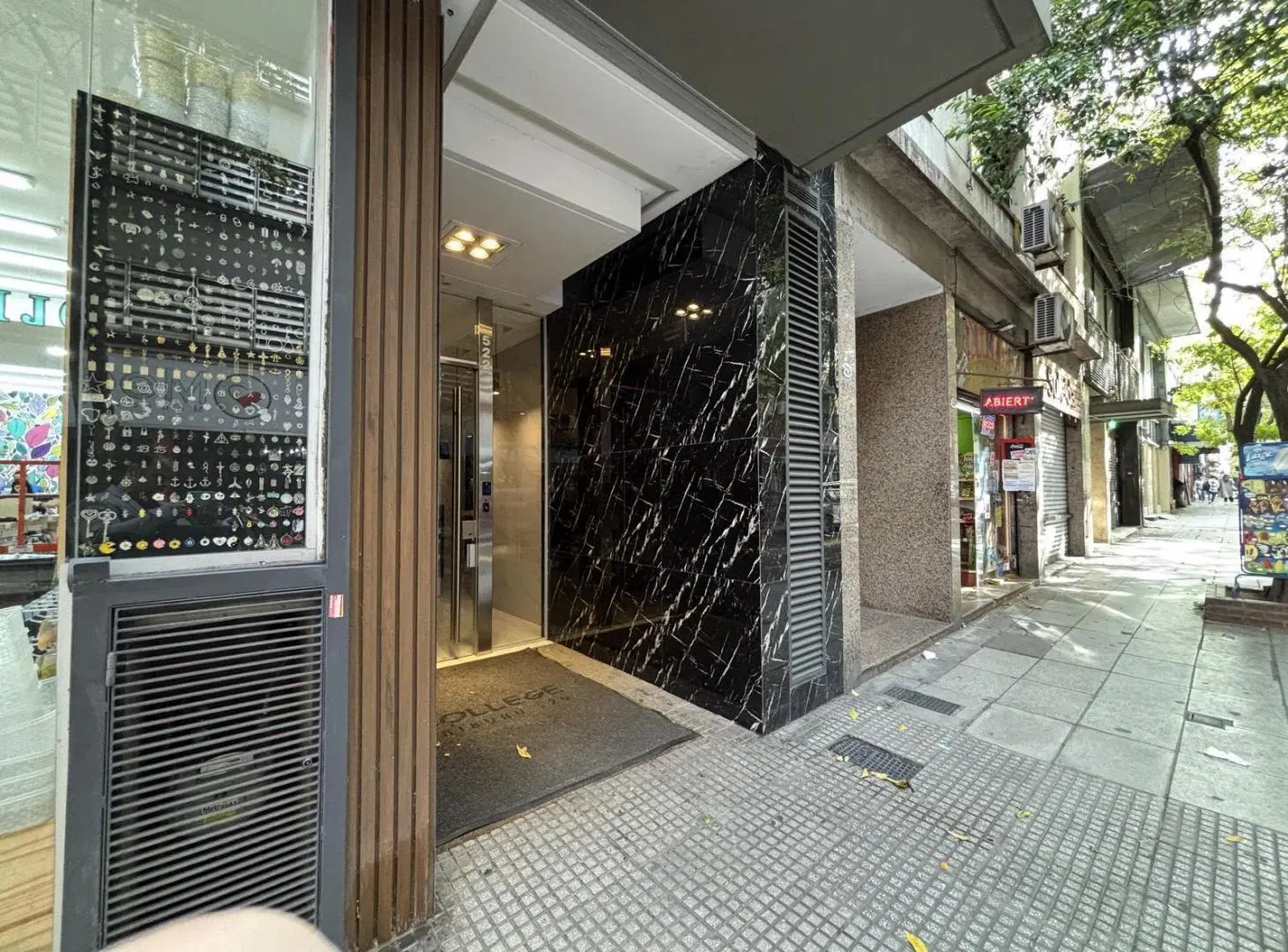 Alquiler monoambiente divisible con balcón   Uriburu 500 3
