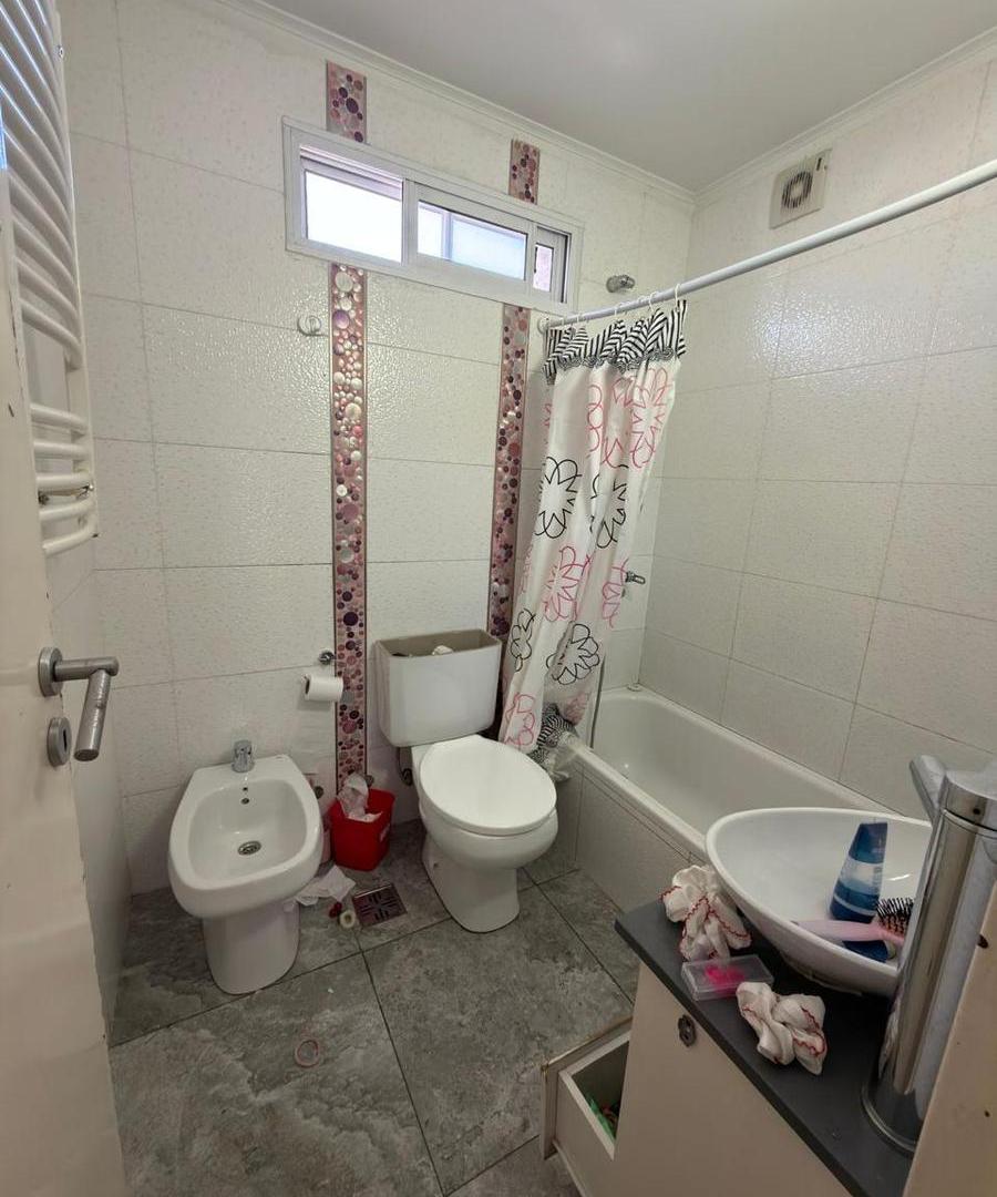 Foto de 4 ambientes impecables en flores, 2 balcones y lavadero grande -buen, imagen 1
