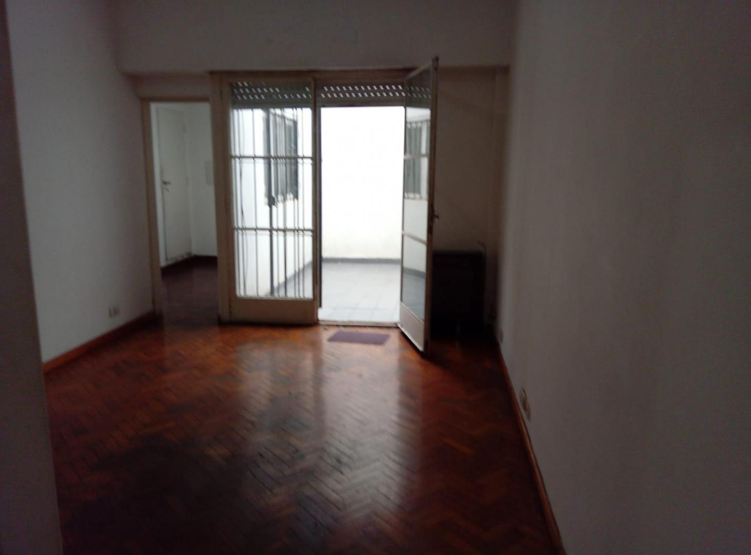 3 Ambientes Chico Lateral con 2 Patios Oportunidad Excelente ubicación a metros del Subte B