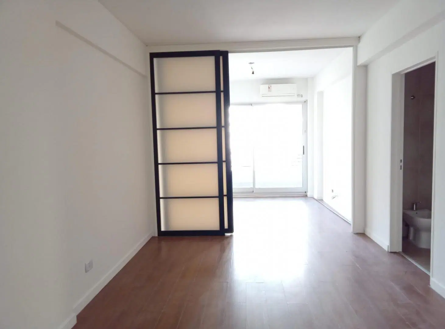 MONOAMBIENTE DIVIDIDO CON BALCON SUPER LUMINOSO PISO ALTO PARRILLA 4