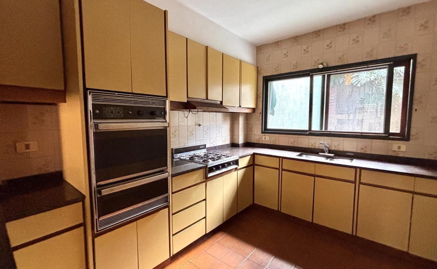 Foto de Escribano 100 venta Casa lote propio 3 dormitorios dependencias cochera, imagen 3