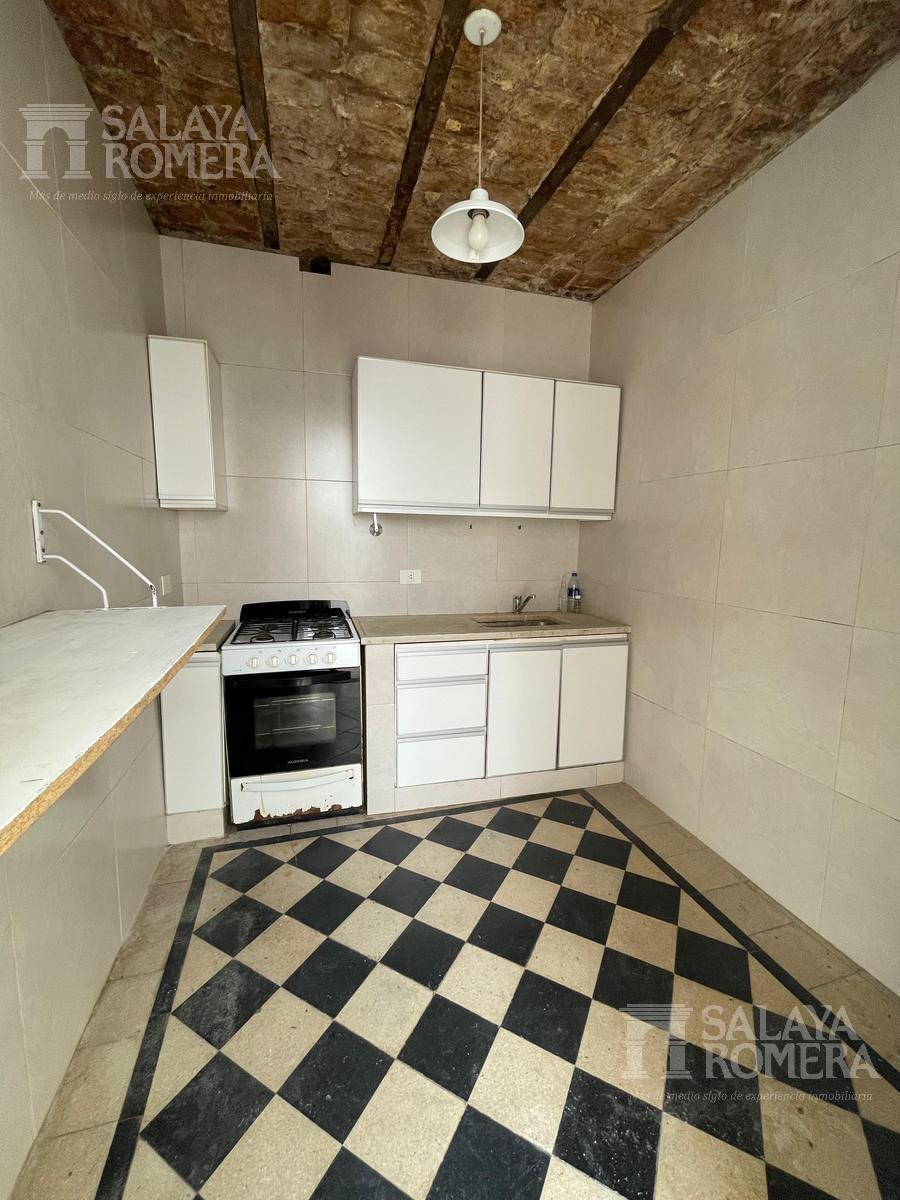 Casa de 5 Ambientes en Dos Plantas con Cochera en Venta en Villa del Parque 5
