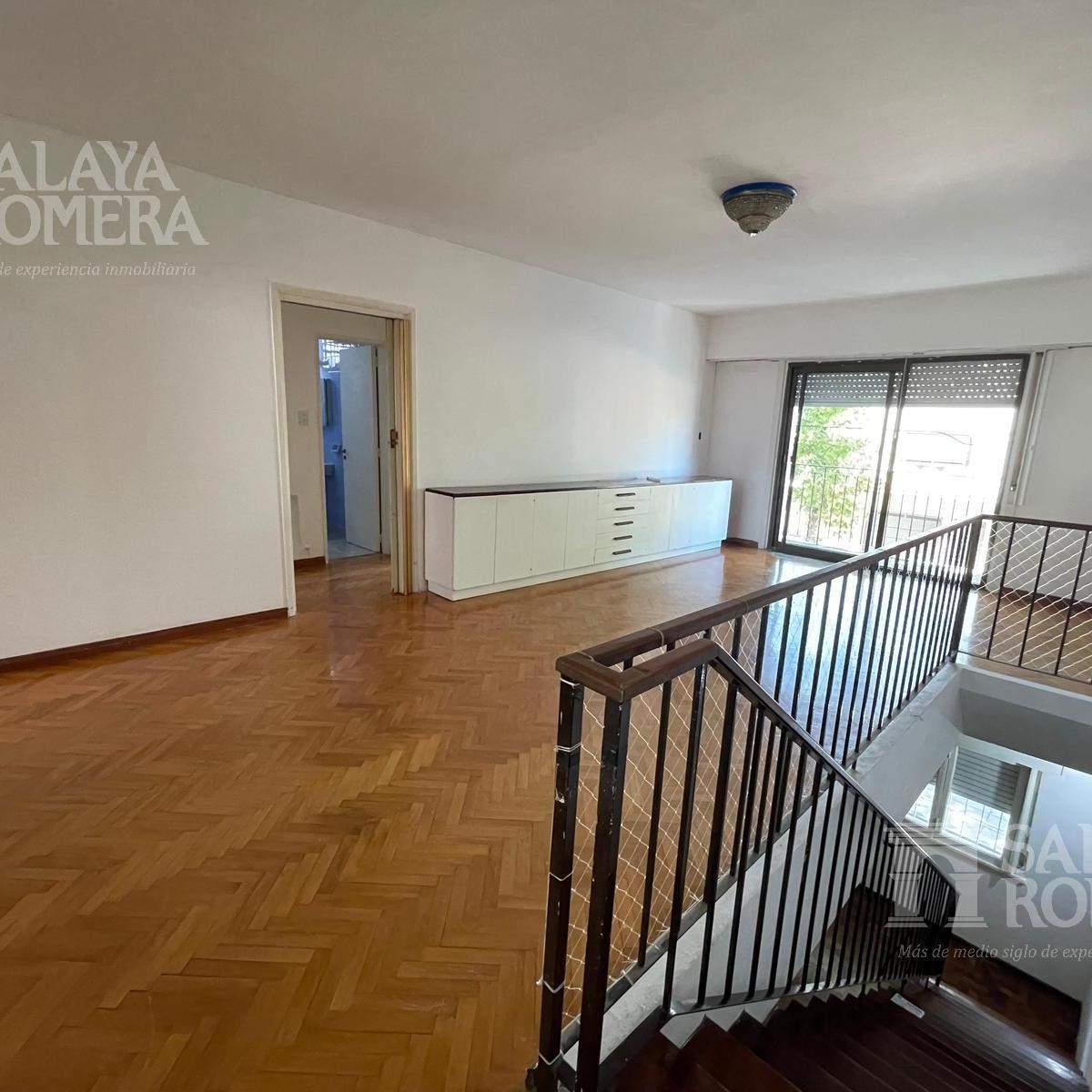 Casa de 5 Ambientes en Dos Plantas con Cochera en Venta en Villa del Parque 1