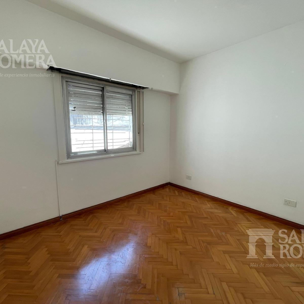 Casa de 5 Ambientes en Dos Plantas con Cochera en Venta en Villa del Parque 4