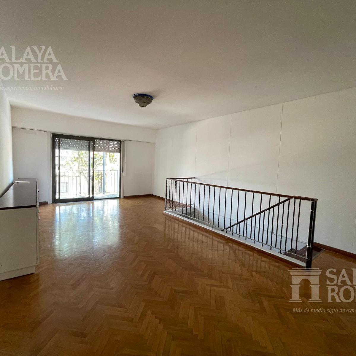 Casa de 5 Ambientes en Dos Plantas con Cochera en Venta en Villa del Parque 1