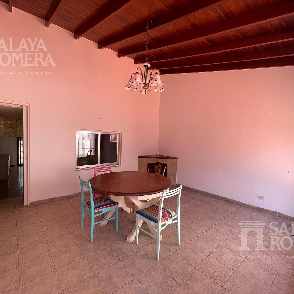 Casa de 5 Ambientes en Dos Plantas con Cochera en Venta en Villa del Parque 2