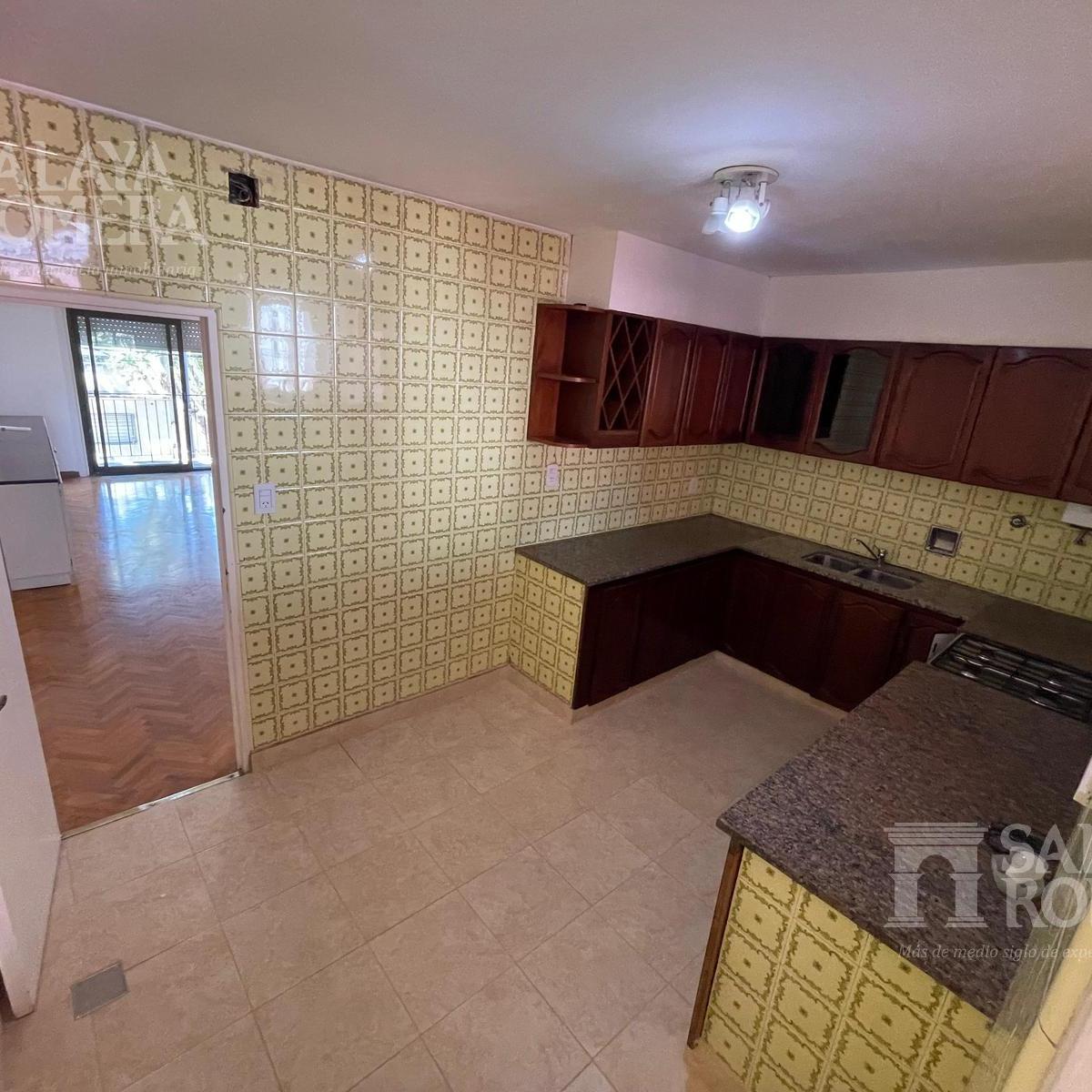 Casa de 5 Ambientes en Dos Plantas con Cochera en Venta en Villa del Parque 3
