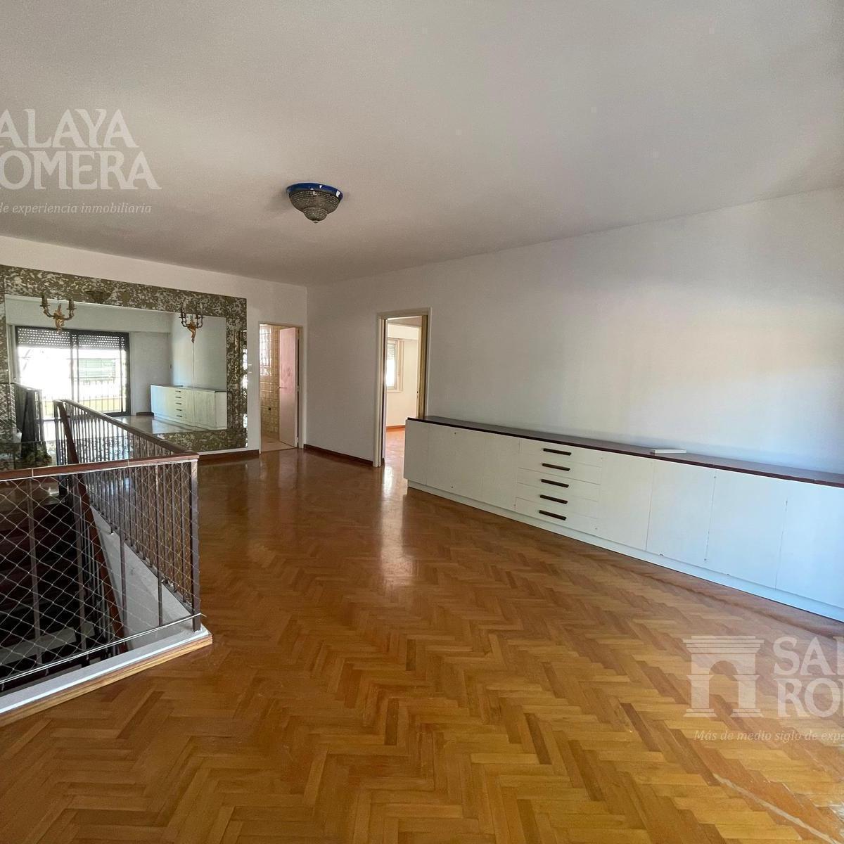 Casa de 5 Ambientes en Dos Plantas con Cochera en Venta en Villa del Parque 5