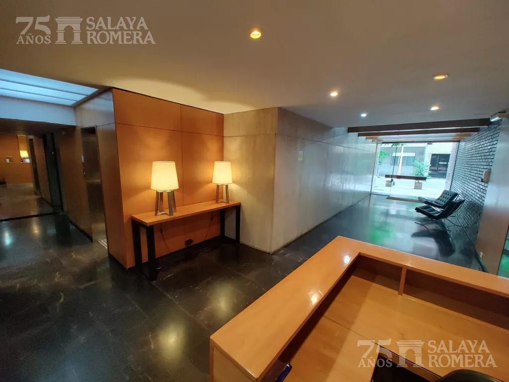 Departamento 3 amb con dependencia y cochera en venta.