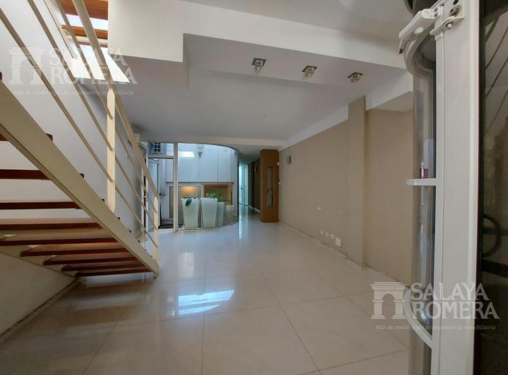 Moderna  y funcional Casa 5 ambientes mas piscina propia en Belgrano 2