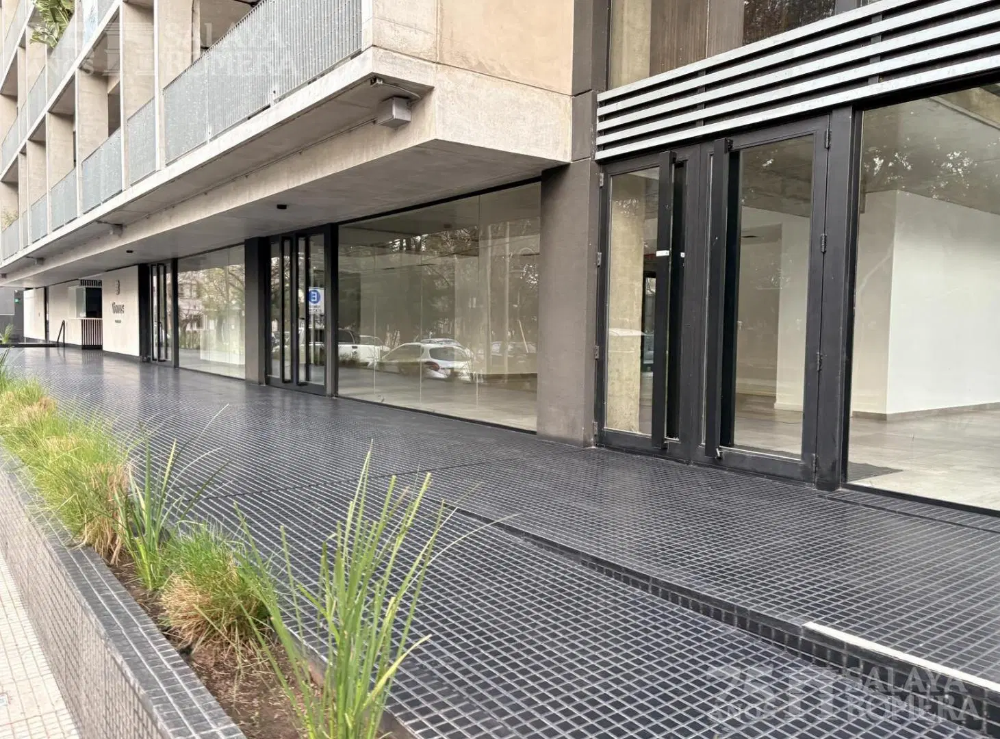 Local en Olivos Avenida Libertador al Rio 8