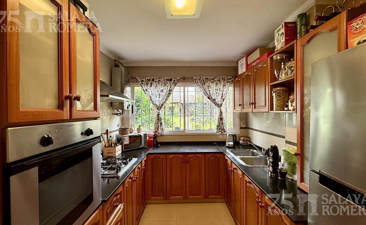 Foto de Casa 6 Ambientes con jardín y parrilla cubierta en Olivos, imagen 3